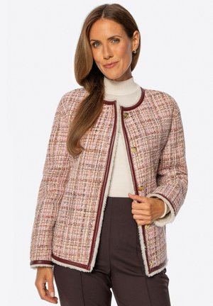 Chaqueta tejido en tonos rosa y crema con un cuello redondo, botones dorados y ribetes en color burdeos. Presenta un forro interior suave y un corte recto.