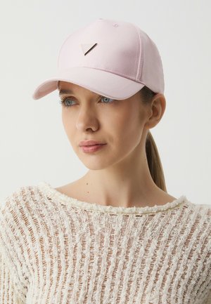 Różowa czapka baseballowa z miękkiego materiału, z trójkątnym emblematem z przodu. Lekko strukturalna z zakrzywionym daszkiem.