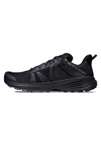 Schwarzer Trailrunning-Schuh mit Mesh- und synthetischem Obermaterial, strukturiertem Außensohle, verstärktem Zehenbereich und auffälligem Logo an der Seite.