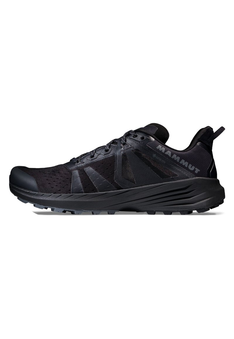 Schwarzer Trailrunning-Schuh mit Mesh- und synthetischem Obermaterial, strukturiertem Außensohle, verstärktem Zehenbereich und auffälligem Logo an der Seite.