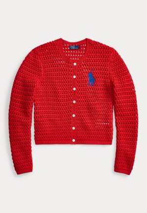 Roter Strick-Cardigan mit gehäkeltem Muster, langen Ärmeln, weißen Knöpfen vorne und blau besticktem Polo Ralph Lauren Logo auf der linken Brust.