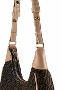 Schultertasche aus schwarzem Stoff mit braunem geometrischem Muster, ausgestattet mit einem cremefarbenen Lederriemen und einem goldfarbenen Reißverschlussdetail.