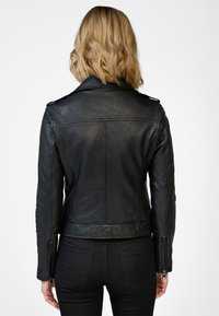 Schwarze Leder-Motorradjacke mit einem kurzen Design, Reißverschlussärmeln und einer glatten Textur. Mit einem geknöpften Kragen und Rückennahtdetails.