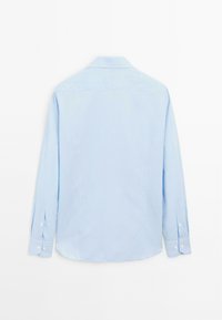 Lichtblauw, langärmelig overhemd met een button-down kraag. Gladde textuur met knoopmanchetten. Achteraanzicht toont een eenvoudig, klassiek ontwerp.