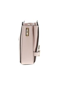 Borsa in pelle rosa con texture, design elegante, dotata di una cerniera dorata e accessori, e un profilo sottile.