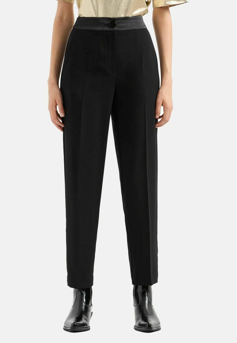 Pantaloni neri sartoriali con una finitura liscia e testurizzata, dotati di chiusura a bottone, design a gamba dritta e stile minimalista.