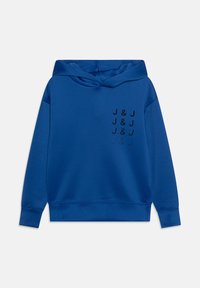 Modrá mikina s kapucí vyrobená z měkké tkaniny, s přední klokaní kapsou a černým textem "J & J" vzorovaným vertikálně na levé straně.