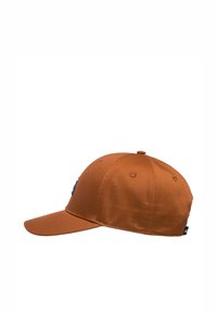 Brun baseballkeps med en böjd skärm, tillverkad av slät tyg, med en blå logotyp på framsidan och metallöglor för ventilation.