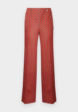 Pantaloni a gamba larga rossi con motivo a diamante in bianco e nero. Il materiale appare liscio; includono una cintura e pieghe frontali.