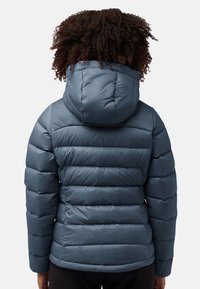 Puffige blaue Jacke mit horizontalem gestepptem Design, verstellbare Kapuze und glatter Textur. Sie verfügt über lange Ärmel und einen abgerundeten Saum.