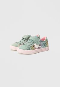 Zelené třpytivé sportovní boty s bílým hvězdicovým akcentem, růžovým vnitřkem a suchým zipem. Vyrobené z semiše a syntetických materiálů. Plochá gumová podrážka.