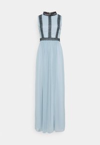 Robe longue bleu clair sans manches avec une bordure en dentelle noire au col montant, des lignes verticales sur le corsage et la taille, avec une jupe plissée.
