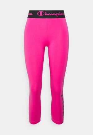 Leggings cortos de color rosa intenso con cintura elástica negra que presenta el logo "Champion" en rosa y la inscripción "Champion" en negro a lo largo del lateral de la pierna.