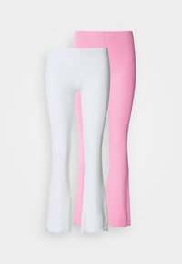 Deux paires de leggings évasés : l'une est blanche et l'autre rose. Les deux ont une texture lisse et une coupe ajustée avec une ceinture élastique.