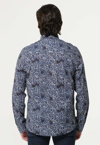 Blauw bloemenpatroon shirt met een lichte stof, lange mouwen en een getailleerde pasvorm met een kraag met knopen en een afgeronde zoom.
