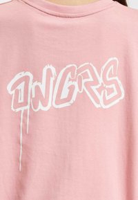 Dangerous DNGRS LUMINOUS  - Triko s potiskem - pink