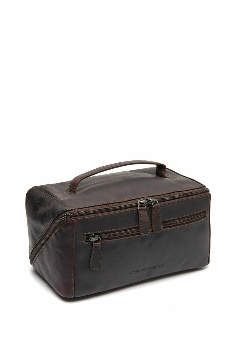 Borsa da toeletta in pelle marrone con forma rettangolare, chiusure con zip, manico superiore e superficie texturizzata. Cuciture evidenti sulle giunture.