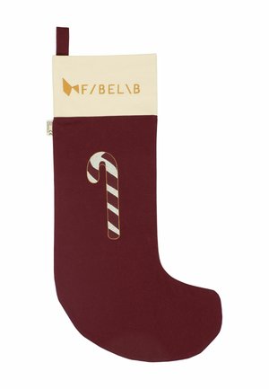 Bordeaux strømpe med en cremefarvet manchet, prydet med guldbroderet tekst og en stribet julecandy-cane design. Fremstillet af stof, blød tekstur.