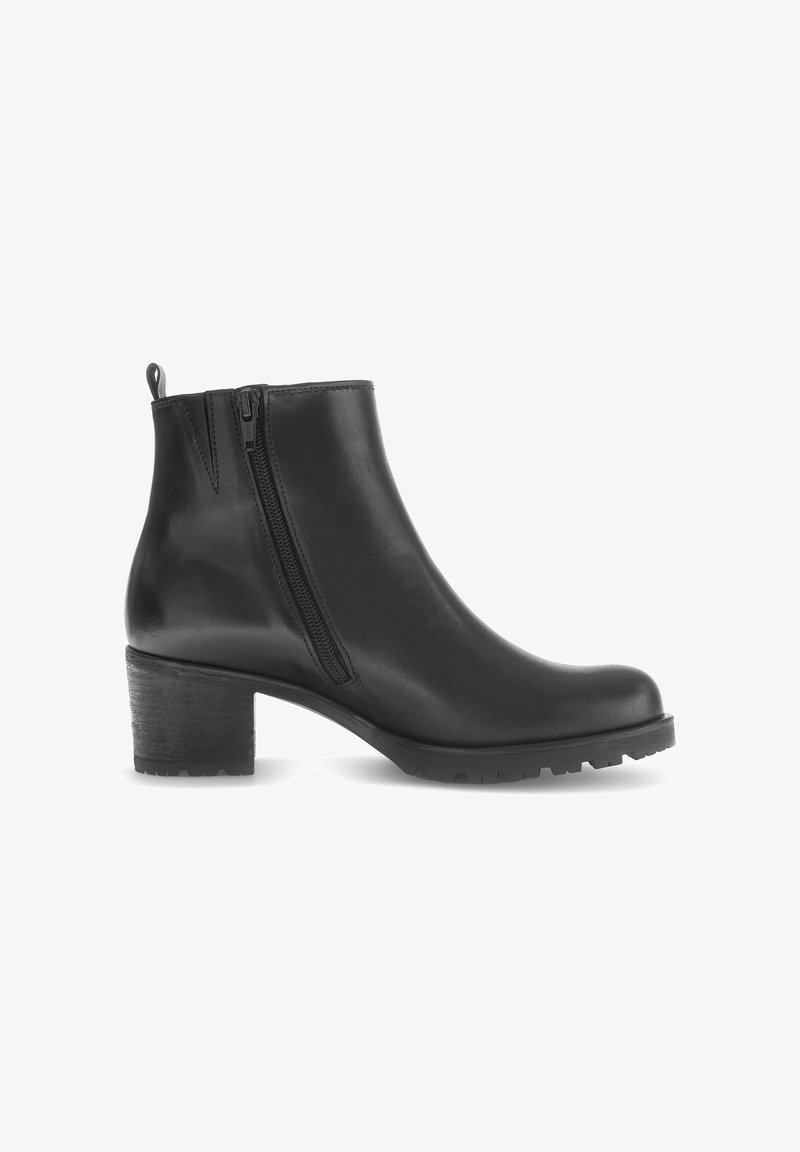 Zwarte enkelboot van soepel leer, voorzien van een zijrits en een gestructureerde blokhak. De buitenzool heeft een profielontwerp voor grip.