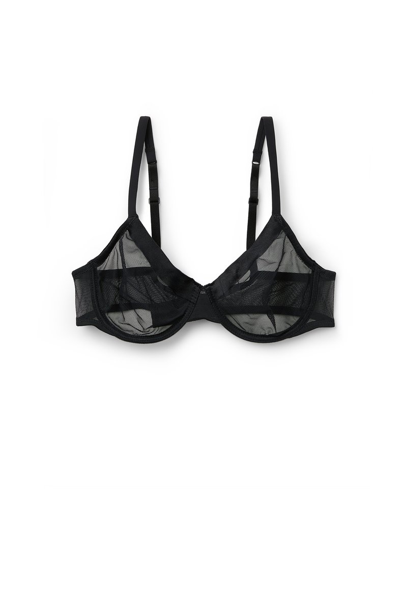 Černá síťovaná podprsenka s měkkými košíčky, nastavitelnými ramínky a minimalistickým designem s horizontálními páskovými detaily. Lehký lesk a poloprůhledná textura.