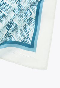 Foulard in seta con un motivo geometrico in tonalità di blu su uno sfondo bianco, con un bordo blu uniforme e un sottile marchio nell'angolo.