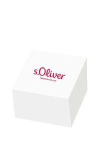 Weißer rechteckiger Karton mit glatter Oberfläche, auf dem Deckel steht der rote Text "s. Oliver" und der Slogan "FASHION FOR LIFE".