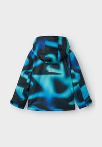 Veste imperméable avec un motif abstrait bleu et noir. Caractéristiques : capuche, manches longues et un petit logo au dos. Texture lisse.
