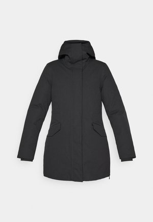 Cappotto invernale nero di lunghezza media con cappuccio, cerniera frontale nascosta da una pattina, due tasche a pattina angolate, maniche lunghe e silhouette slim fit.