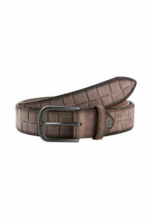 Ceinture en suede marron avec un motif carré texturé, boucle en métal, et une petite étiquette en métal avec le nom de la marque "Brax" sur la boucle.