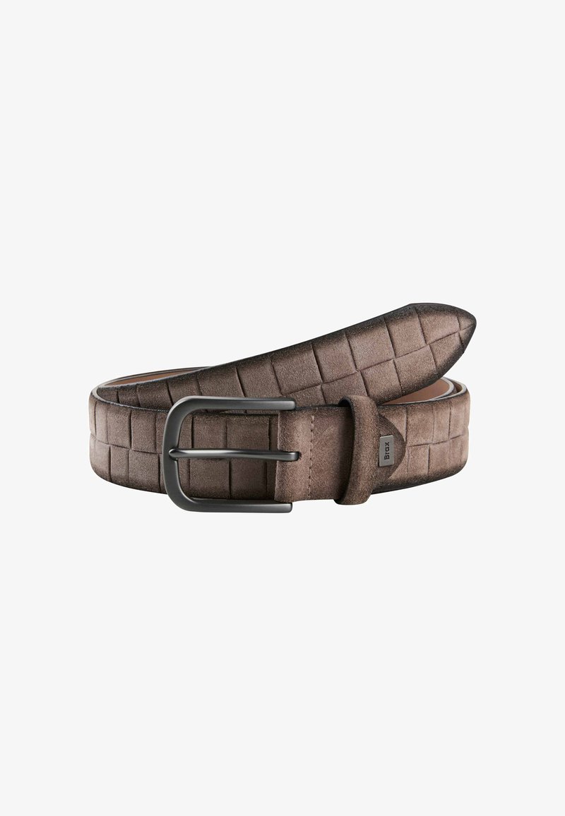 Bruine suède riem met een gestructureerd vierkant patroon, metalen gesp en een klein metalen label met de merknaam "Brax" aan de lus.