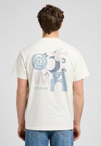 Lee SHORT SLEEVE GRAPHIC TEE - RELAXED FIT - Printtipaita - ecru