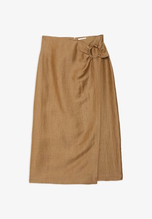 Hellbrauner Midirock mit asymmetrischem Wickeldesign und einem gerafften, runden Schnallendetail an der Taille.