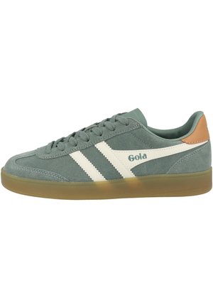 Baskets en daim vert avec des bandes blanches, une semelle gomme, un languette de talon couleur beige, et le logo "Gola" sur le côté.