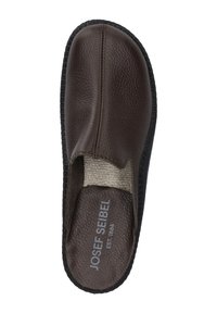 Brązowy skórzany but wsuwany z textured powierzchnią, elastycznym paskiem i czarną gumową podeszwą. Posiada wytłoczone logo marki na wkładce.