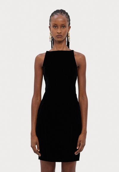 Rochie din catifea neagră cu o siluetă ajustată, decolteu pătrat și fără mâneci. Prezintă cusături laterale subtile și lungime până la mijlocul coapsei.
