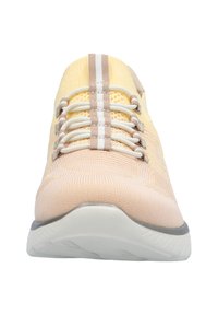 Scarpa atletica leggera in materiale a maglia nei toni pastello del giallo e del rosa. Presenta lacci elastici, una punta testurizzata e una suola in gomma bianca.
