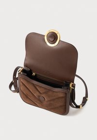 Brūnas ādas un zamšādas crossbody soma ar zelta apaļu sprādzi, quiltēta tekstūra un iekšēja kabata ar rāvējslēdzēju, ar regulējamu siksnu.