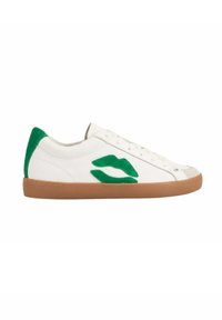 Baskets en cuir blanc avec un accent en daim vert sur le talon et un design de lèvres vertes sur le côté, avec une semelle en caoutchouc marron.