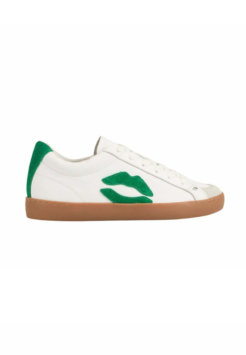 Baskets en cuir blanc avec un accent en daim vert sur le talon et un design de lèvres vertes sur le côté, avec une semelle en caoutchouc marron.