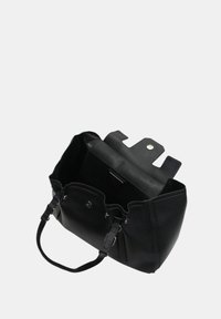 Borsa a spalla in pelle nera con finitura testurizzata, doppio manico e chiusura a scatto. Presenta un compartimento interno e un dettaglio con logo.