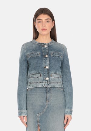 Giacca di denim azzurro chiaro con maniche lunghe, collo arrotondato, chiusura frontale con bottoni e due tasche a toppa. Presenta un design cropped.