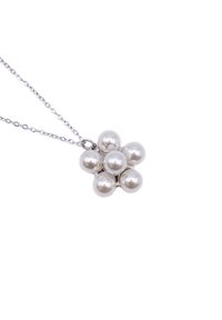 Collana in argento con pendente a forma di fiore composto da sei perle bianche. Le perle sono lisce e lucide, disposte in un motivo simmetrico.
