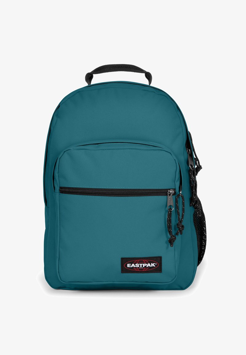 Turkusowy plecak wykonany z trwałej tkaniny, posiadający przednią kieszeń na zamek, czarne akcenty oraz wyściełaną rączkę na górze do przenoszenia.