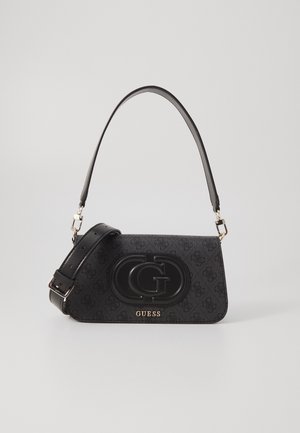 Sac à épaule noir Guess avec grand logo G embossé, motif répété plus petit, ferrures dorées et bandoulière réglable sur fond uni.