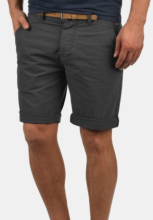 Shorts en coton gris foncé avec des revers, dotés de poches latérales et d'une ceinture beige. Design simple avec une coupe régulière et une texture lisse.