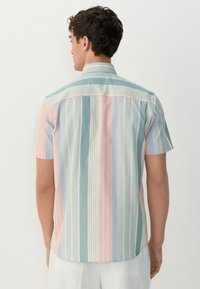 Koszula z krótkim rękawem ozdobiona pionowymi paskami w pastelowych kolorach: różowym, zielonym i niebieskim. Lekki materiał z prostym dołem i standardowym kołnierzykiem.