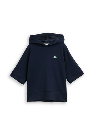 Granatowy krótki rękaw z kapturem z małym zielonym liściem na lewej piersi, prezentowany na białym tle.