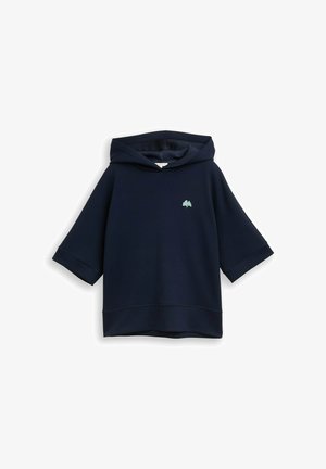 Tamsiai mėlynas trumpomis rankovėmis džemperis su gobtuvu, kairėje krūtinės pusėje mažas žalias lapo emblemų, pateiktas ant balto fono.