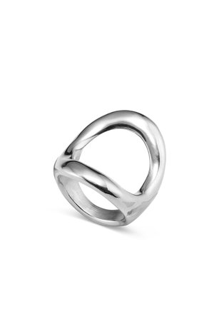 Bague en argent présentant un design abstrait torsadé avec une surface lisse et réfléchissante et un large anneau. L'intérieur est poli et arrondi.