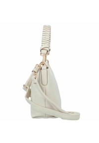Borsa in eco-pelle color crema con manico superiore intrecciato, dettagli in metallo dorato e una tracolla staccabile. Forma strutturata con zip laterale.